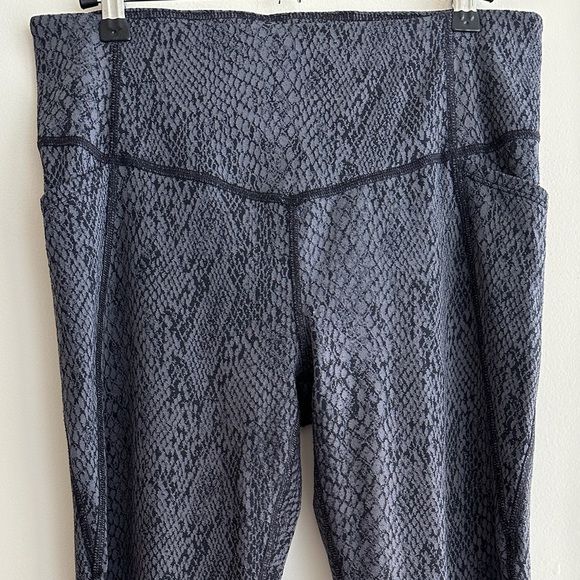 All In Motion Women's Snake Print Jacquard Leggings, Dark Grey, Size Medium - Picture 6 of 16
